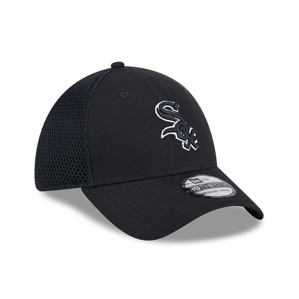 Chicago White Sox MLB Evergreen Neo Black New Era 39THIRTY Stretch Fit Cap, three-quarter view showing the raised white embroidered Sox logo on the structured front panel, with black mesh side panels and the 39THIRTY size sticker on the visor.