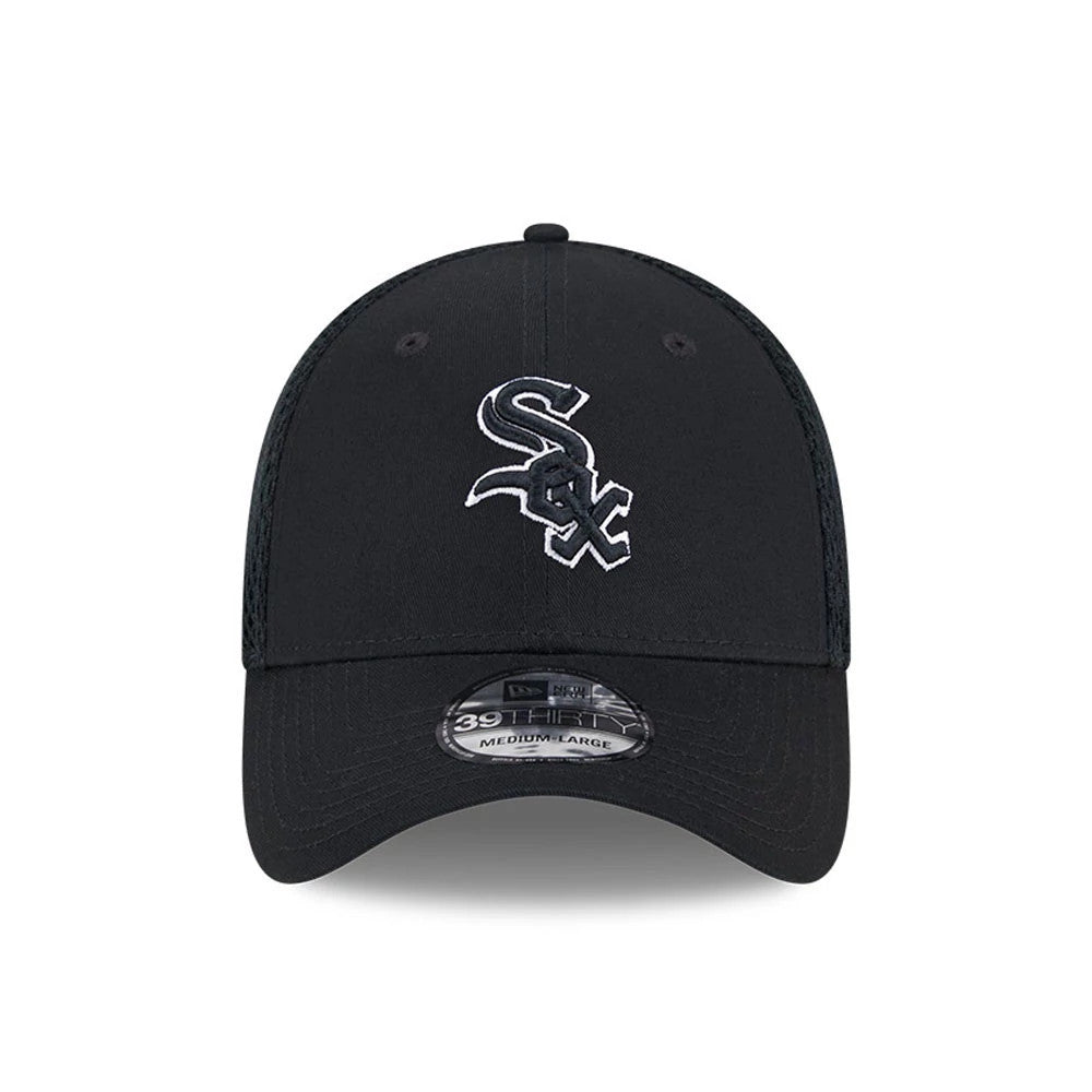 Chicago White Sox MLB Evergreen Neo Black New Era 39THIRTY Stretch Fit Cap, front view showing the raised white embroidered Sox logo on the front panel, with black curved visor and 39THIRTY size sticker.