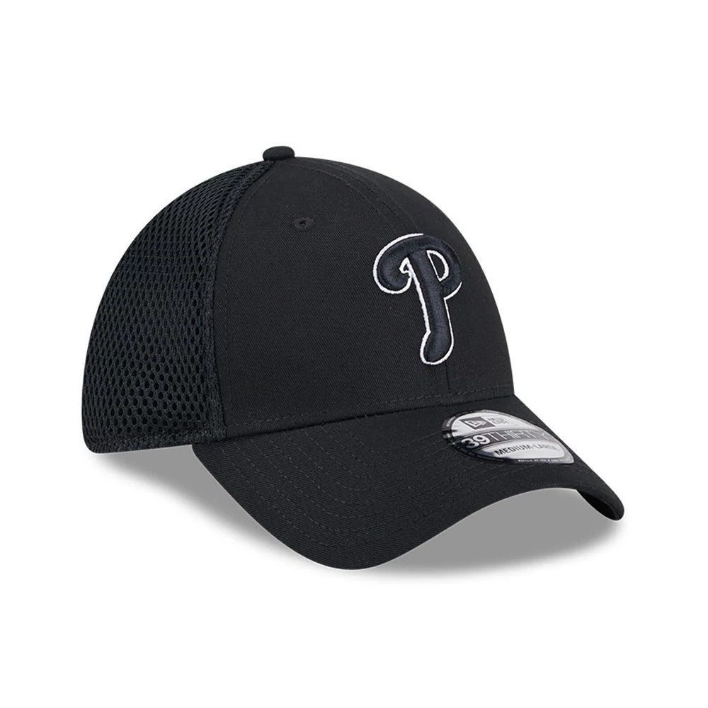 Philadelphia Phillies MLB Evergreen Neo Black New Era 39THIRTY Stretch Fit Cap, three-quarter view showing the white embroidered P logo on the front panel, with black mesh side and back panels and a 39THIRTY size sticker on the black visor.