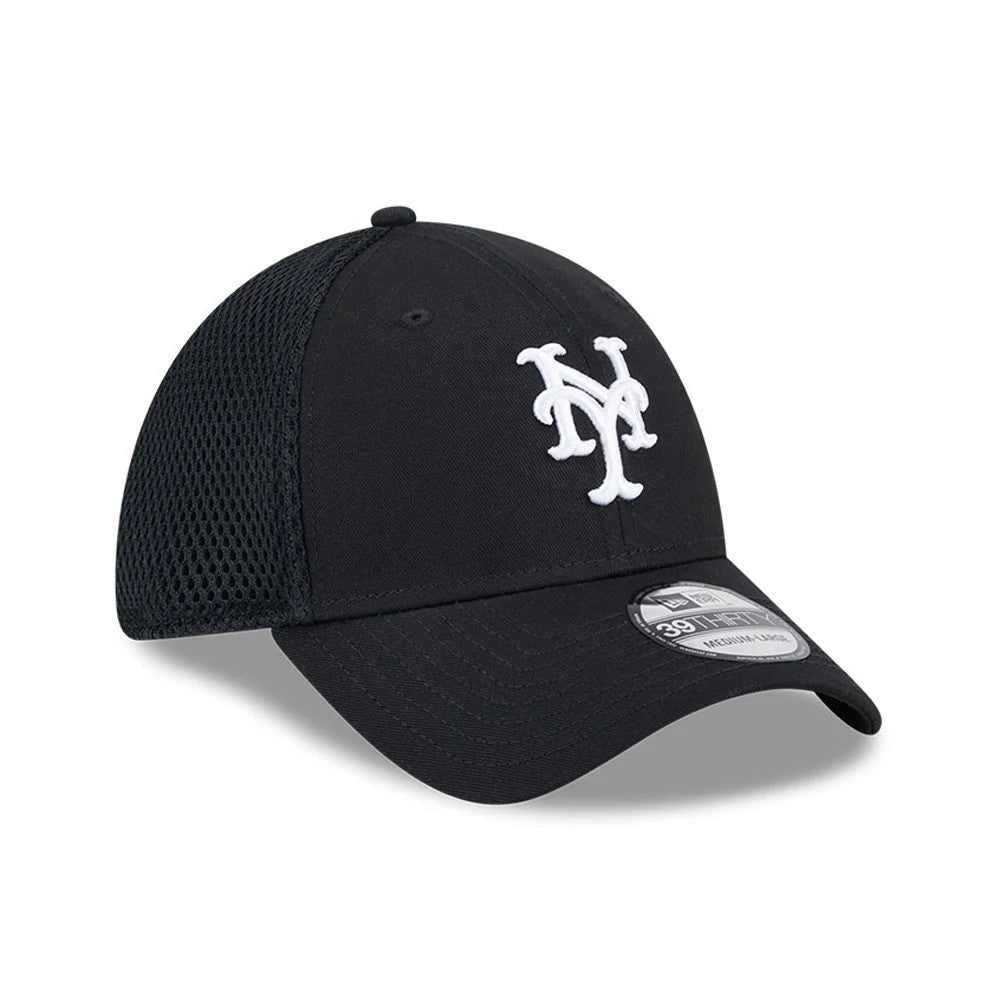 New York Mets MLB Evergreen Neo Black New Era 39THIRTY Stretch Fit Cap, three-quarter view showing the white embroidered NY logo on the front panels, black mesh side panels, curved visor and 39THIRTY size sticker.
