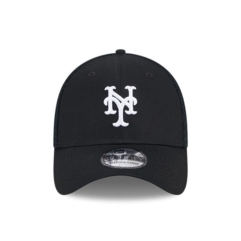 New York Mets MLB Evergreen Neo Black New Era 39THIRTY Stretch Fit Cap, front view with a raised white NY logo embroidered on the centre of the structured black front panel and a 39THIRTY size sticker on the curved visor.