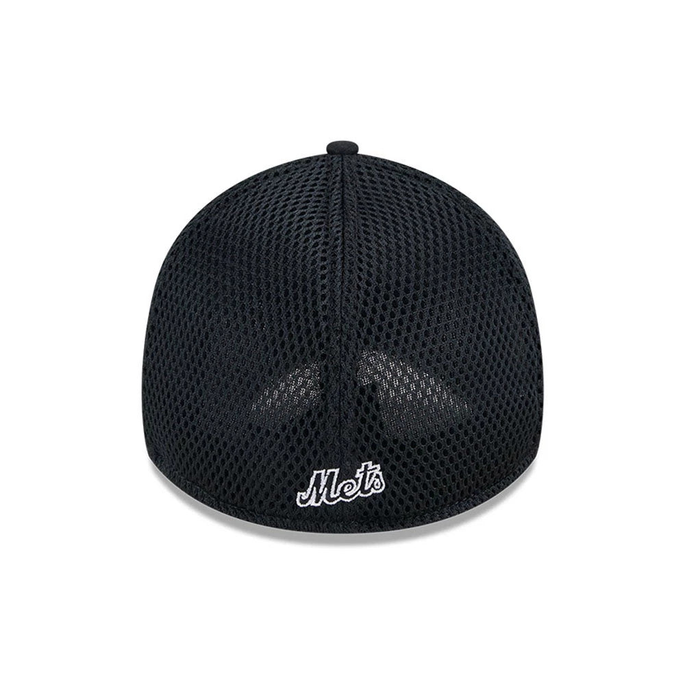 New York Mets MLB Evergreen Neo Black New Era 39THIRTY Stretch Fit Cap, rear view showing a white embroidered Mets script logo on the edge of the black mesh back panels, with a matching black top button.