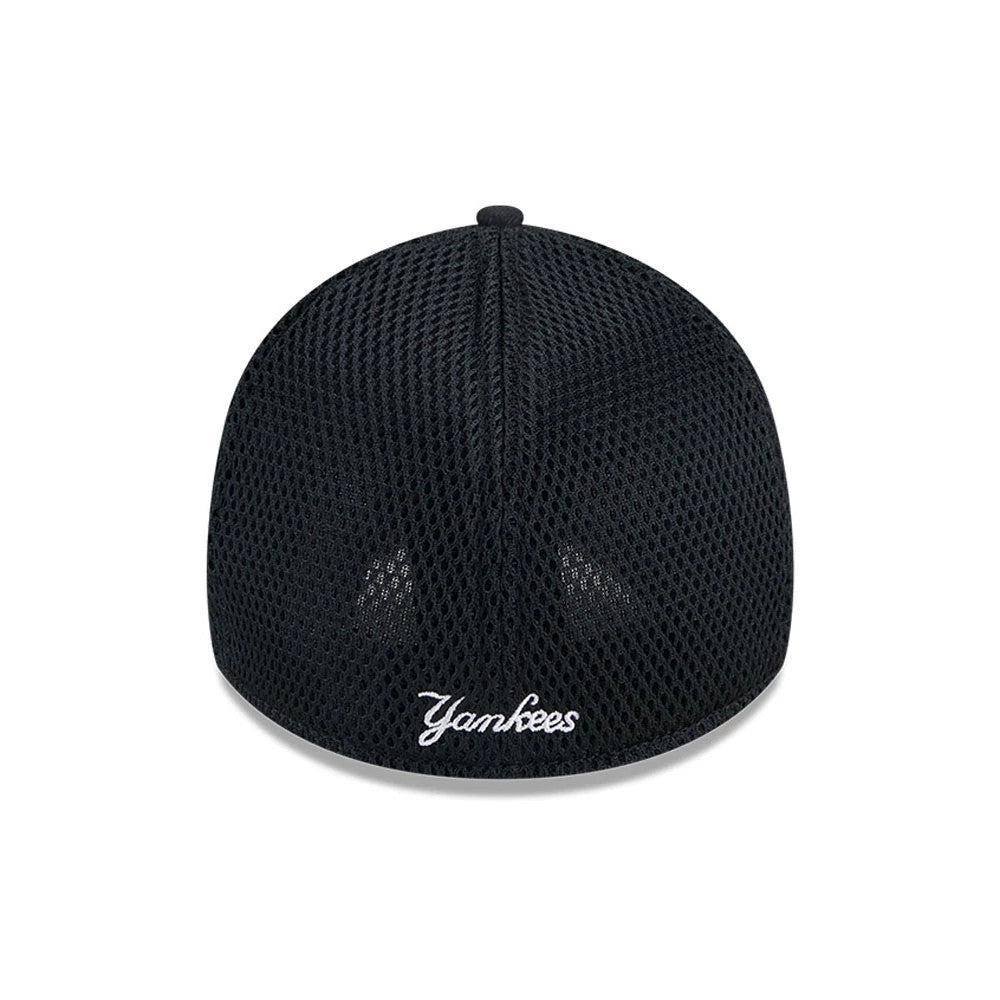 New York Yankees MLB Evergreen Neo Black New Era 39THIRTY Stretch Fit Cap, rear view showing Yankees scripted in white embroidery on the lower curved edge of the black mesh crown with a centred top button.
