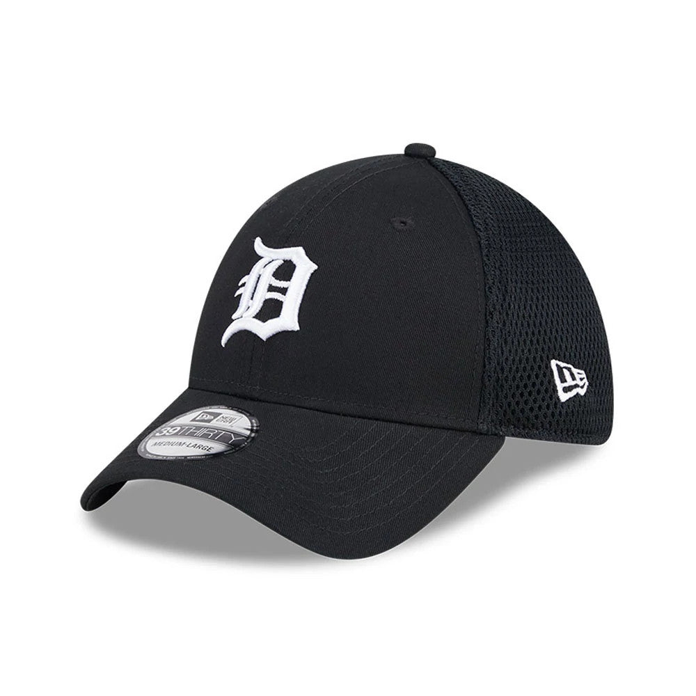 Detroit Tigers MLB Evergreen Neo Black New Era 39THIRTY Stretch Fit Cap, three-quarter view showing the white raised embroidered D logo on the front panel, with a curved visor and 39THIRTY size sticker.