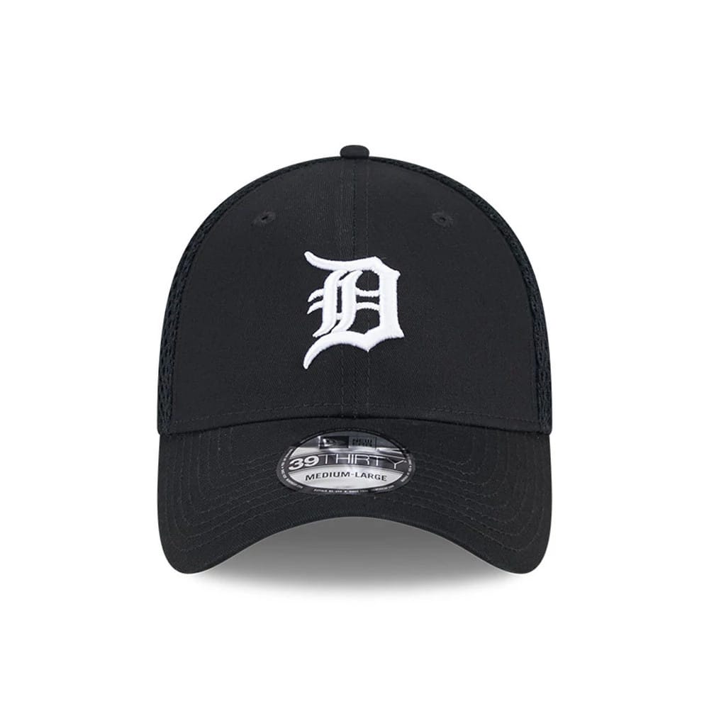 Detroit Tigers MLB Evergreen Neo Black New Era 39THIRTY Stretch Fit Cap, front view featuring a white embroidered D logo on the structured black front panel, with a 39THIRTY size sticker on the curved black visor.