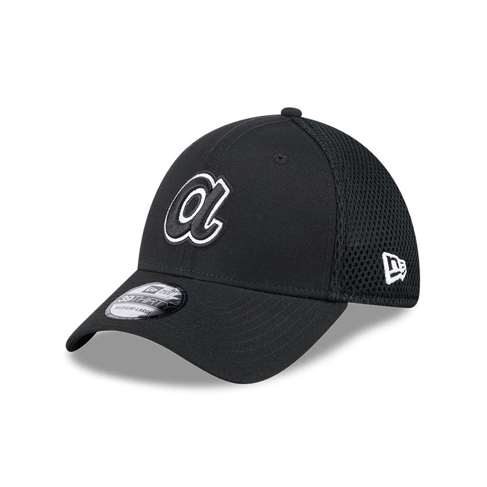 Atlanta Braves MLB Evergreen Neo Black New Era 39THIRTY Stretch Fit Cap, three-quarter view showing the raised white embroidered A logo on the front panel, black curved visor with 39THIRTY size sticker, and mesh back with New Era flag logo.