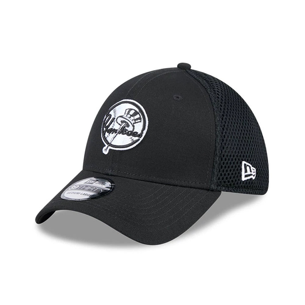 New York Yankees MLB Evergreen Cooperstown Black New Era 39THIRTY Stretch Fit Cap, three-quarter view showing the white Yankees Cooperstown logo on the front panel, black curved visor with 39THIRTY size sticker, and mesh back with New Era flag logo on the left side.