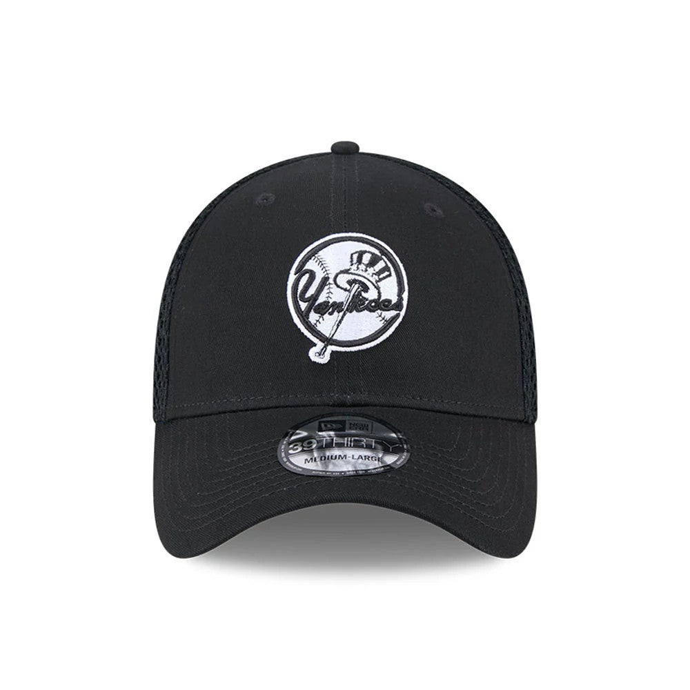 New York Yankees MLB Evergreen Cooperstown Black New Era 39THIRTY Stretch Fit Cap, front view showing white raised embroidery on the front panel with the classic Yankees logo, and a 39THIRTY size sticker on the curved black visor.