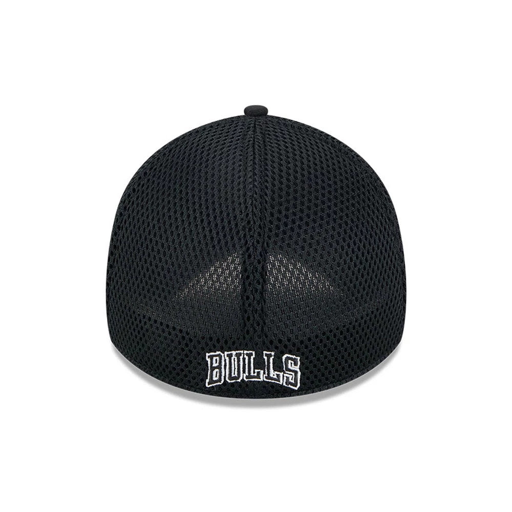 Chicago Bulls NBA Evergreen Neo Black New Era 39THIRTY Stretch Fit Cap, rear view showing white embroidered Bulls lettering above the curved edge of the structured black mesh crown and a centred top button.