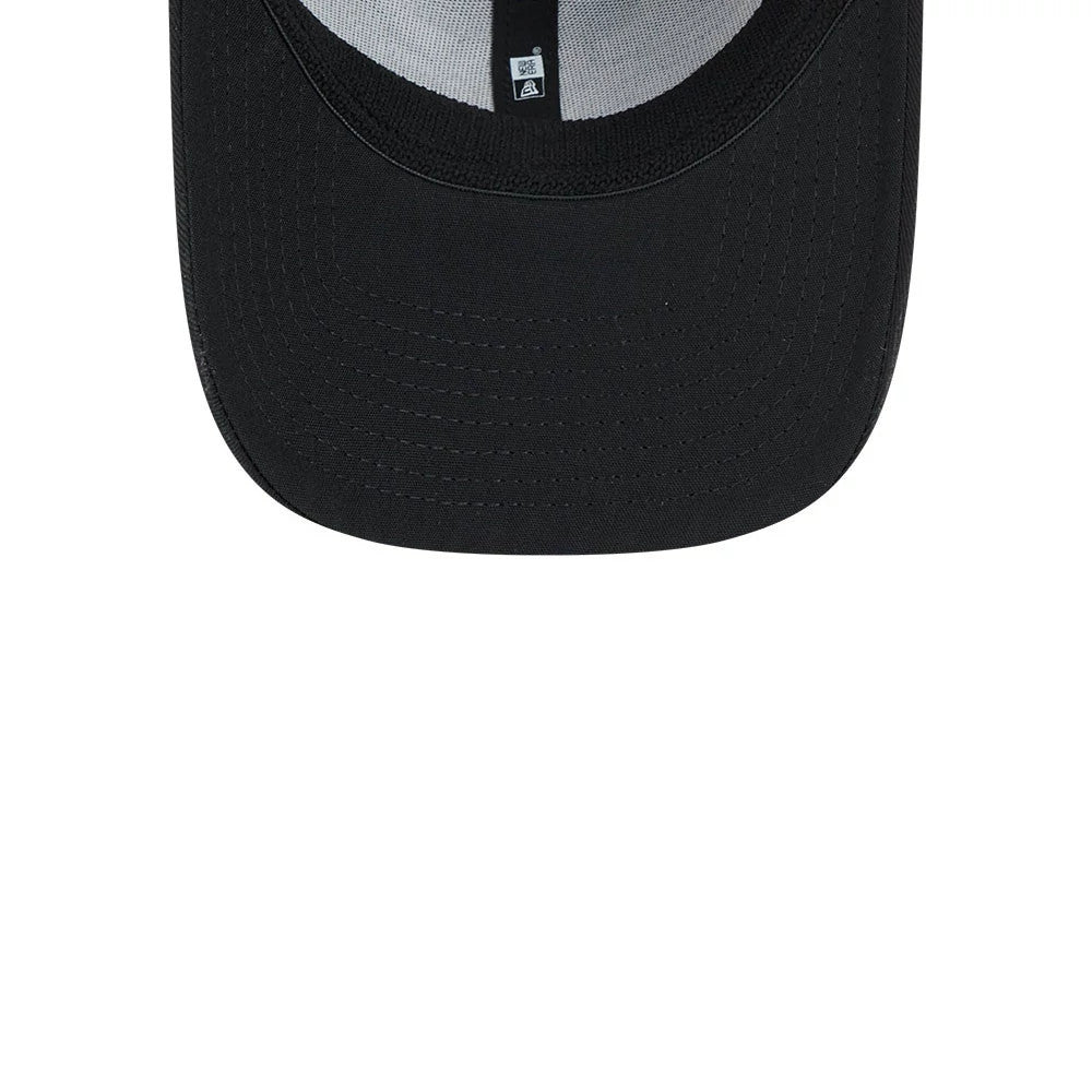 Chicago Bulls NBA Evergreen Neo Black New Era 39THIRTY Stretch Fit Cap, inside view showing grey taping along the black sweatband and the small tag with product details attached to the inner seam at the centre.