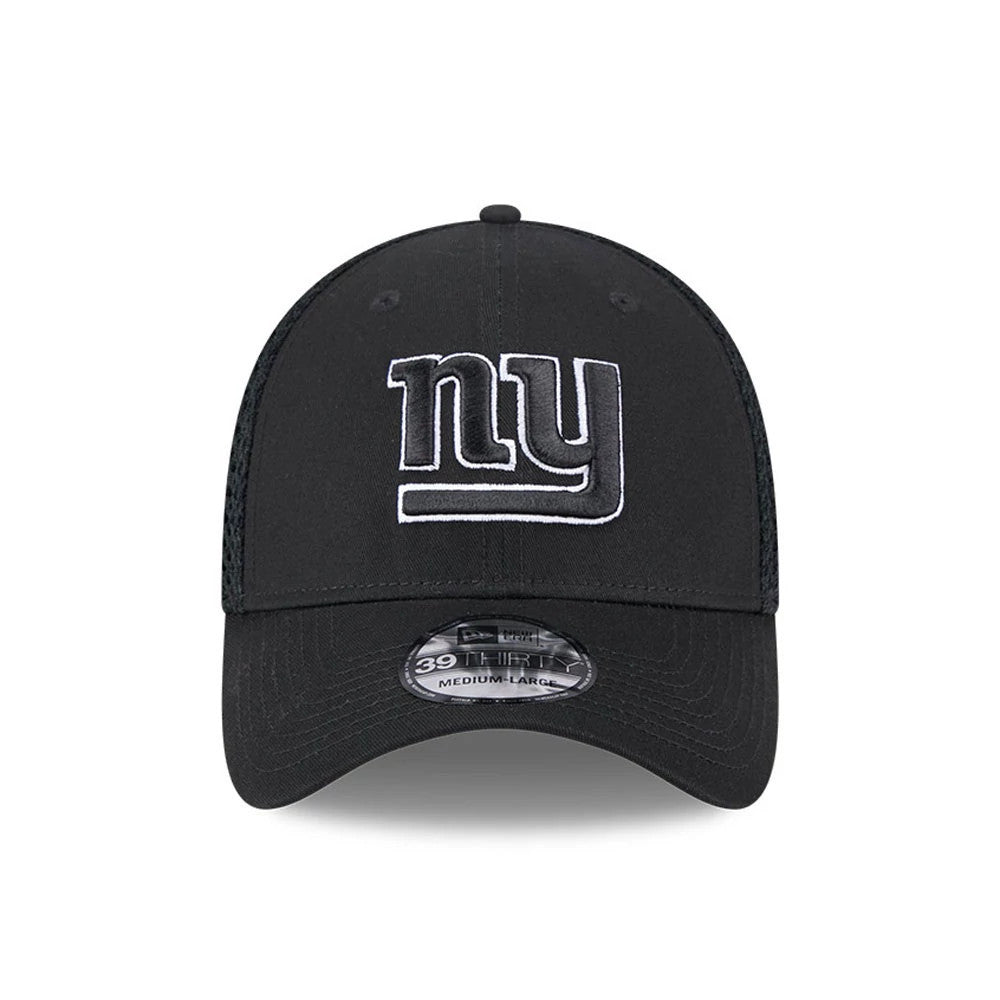 New York Giants NFL Evergreen Neo Black New Era 39THIRTY Stretch Fit Cap, front view showing the white raised embroidered ny logo on the structured black crown with black mesh side panels and a 39THIRTY size sticker on the curved visor.