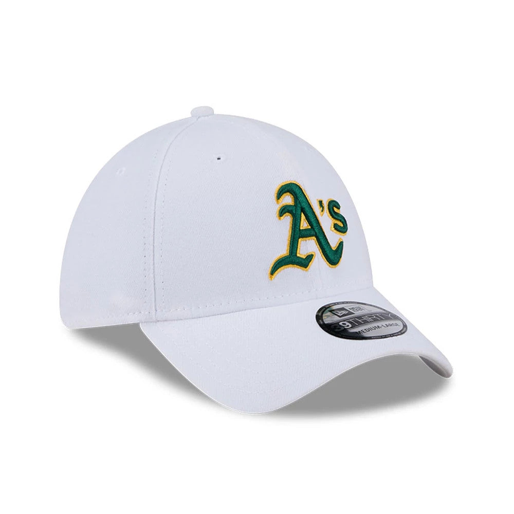 Athletics MLB Evergreen White New Era 39THIRTY Stretch Fit Cap, front view with the green and gold embroidered A’s logo on the front panel, curved white visor, and 39THIRTY size sticker on the top.