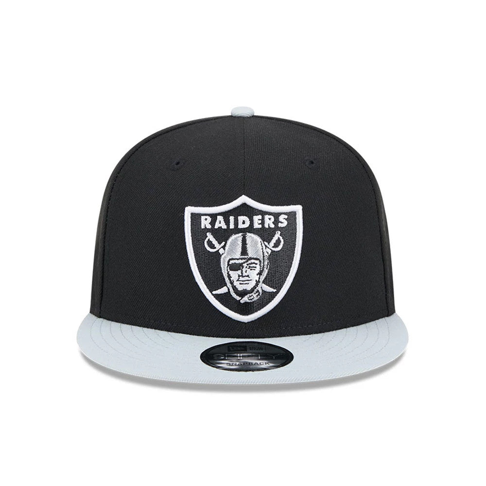 Las Vegas Raiders NFL Evergreen Black New Era 9FIFTY Snapback Adjustable Cap, front view showing the white embroidered Raiders logo on the black front panel, grey visor, and black 9FIFTY size sticker on top.