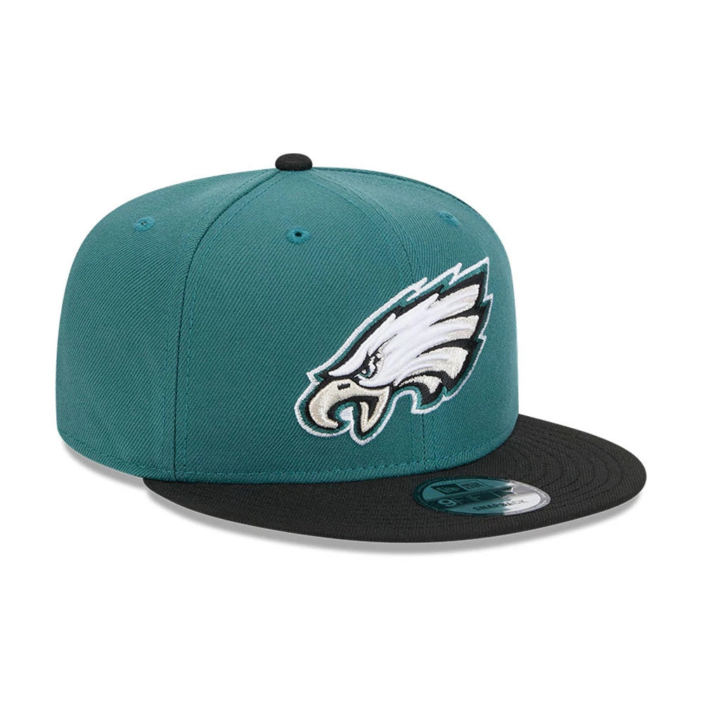 Eagles NFL Evergreen Dark Green New Era 9FIFTY Snapback Adjustable Cap, front view showing the white and silver embroidered Eagles logo on the front panel, with a black flat visor and grey 9FIFTY size sticker.
