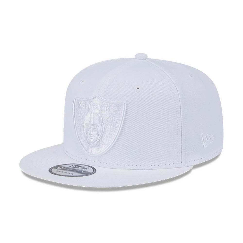 Las Vegas Raiders NFL Evergreen White New Era 9FIFTY Snapback Adjustable Cap, front view showing raised white shield logo on front panel, along with white snapback closure and New Era flag logo on the left side.