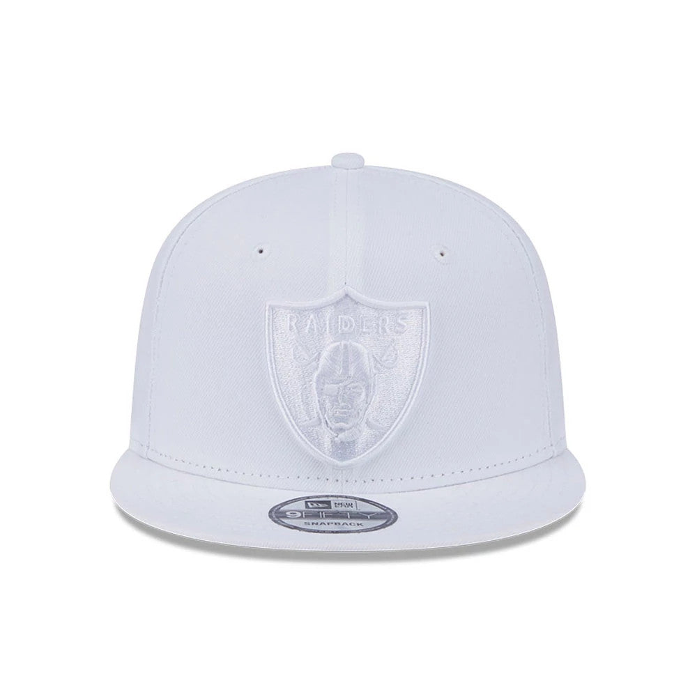 Las Vegas Raiders NFL Evergreen White New Era 9FIFTY Snapback Adjustable Cap, front view showing the raised white embroidered Raiders shield logo on the centre front panel and the 9FIFTY size sticker on the white visor.