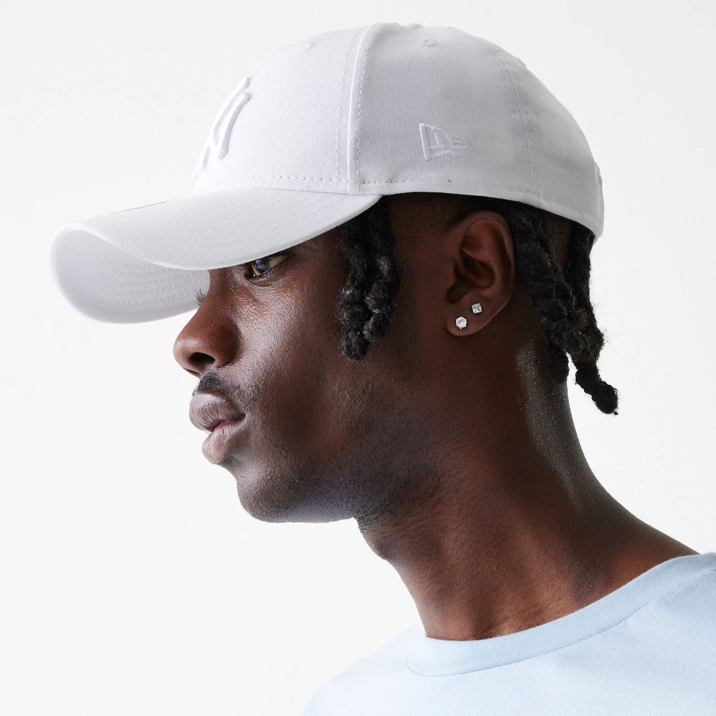 This is a New York Yankees League Essential White 9FORTY Adjustable Cap 2