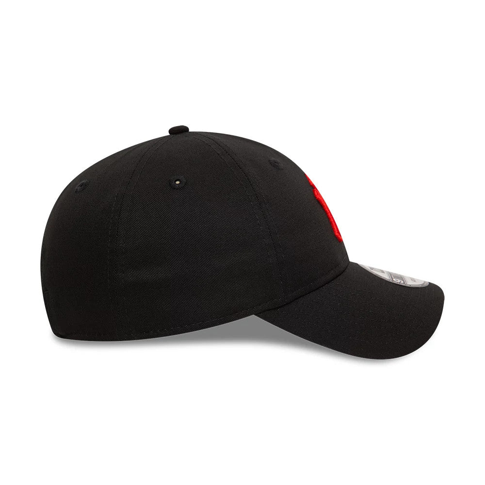 New York Yankees League Essential Black New Era 9TWENTY Adjustable Cap, side view showing the red Yankees logo embroidered on the front panel and the curved visor with the 9TWENTY size sticker.