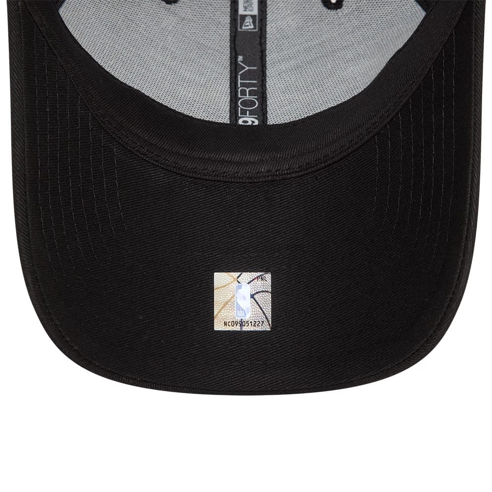 This is a Chicago Bulls NBA Essential Black 9FORTY Adjustable Cap 2