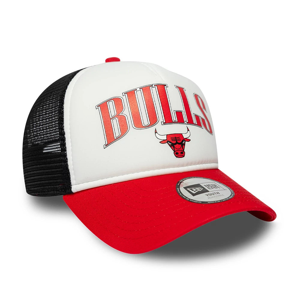 Chicago Bulls Youth NBA Retro Red New Era 9FORTY A-Frame Trucker Cap, three-quarter view showing raised red Bulls lettering and logo on the front white panel, with a red visor and a 9FORTY size sticker.