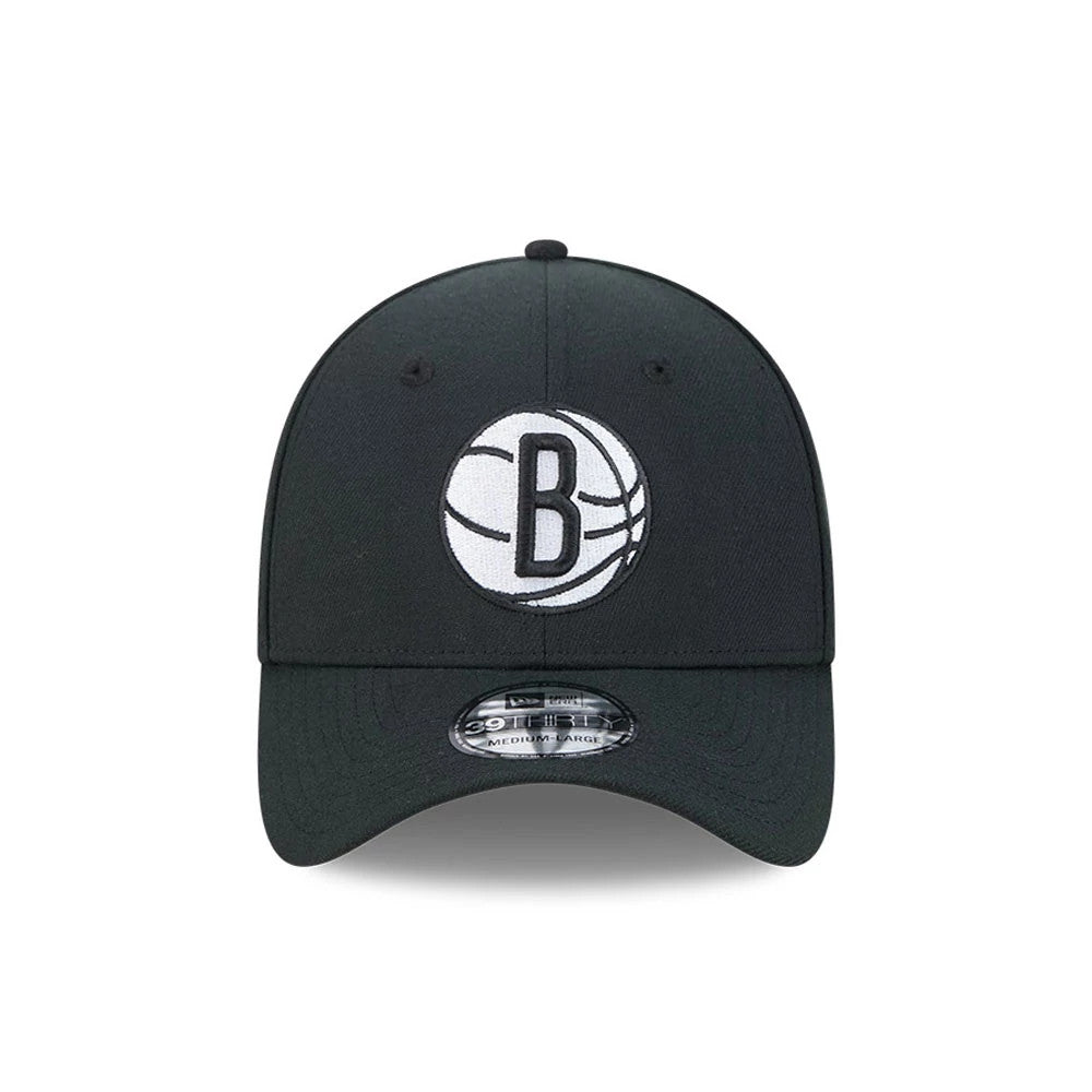 Brooklyn Nets NBA Evergreen Black New Era 39THIRTY Stretch Fit Cap, front view showing the white embroidered B logo on the front panel with a black curved visor and a 39THIRTY size sticker.
