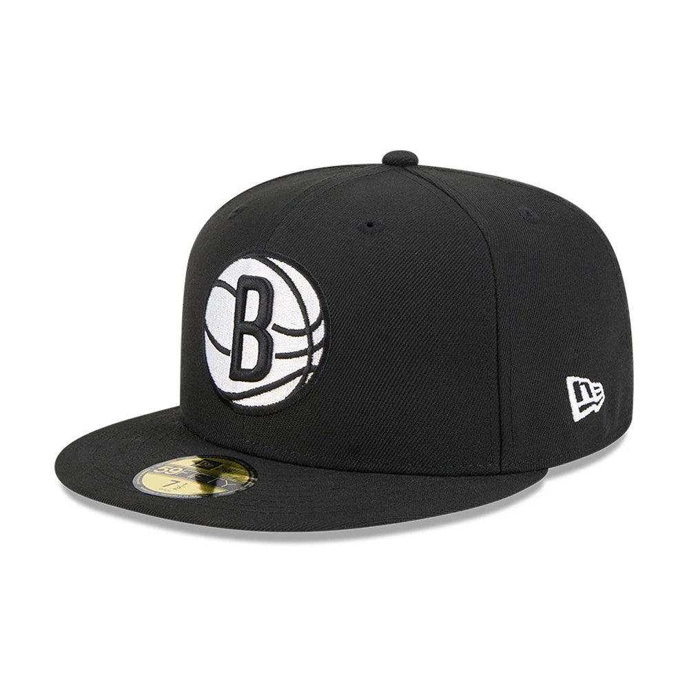 Brooklyn Nets NBA Evergreen Black New Era 59FIFTY Fitted Cap, front view showing the white embroidered B logo on the front panel, with a flat black visor and a gold 59FIFTY size sticker, and New Era flag logo on the left side.