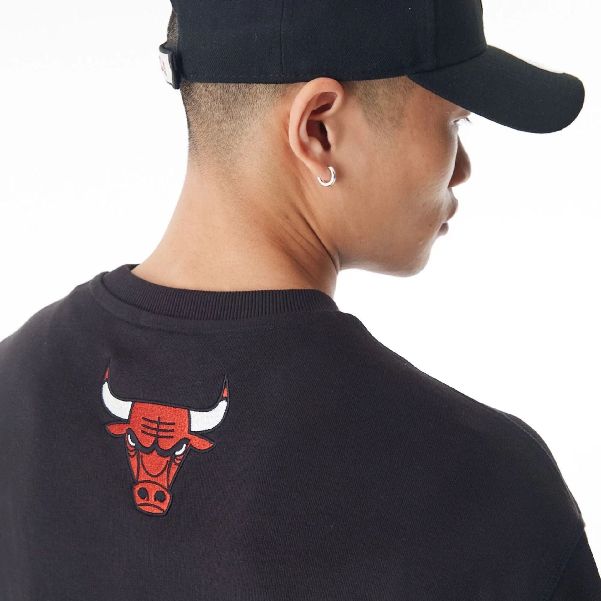 The Male model is wearing Chicago Bulls NBA Lifestyle Black Oversized Crew Neck Sweater 2