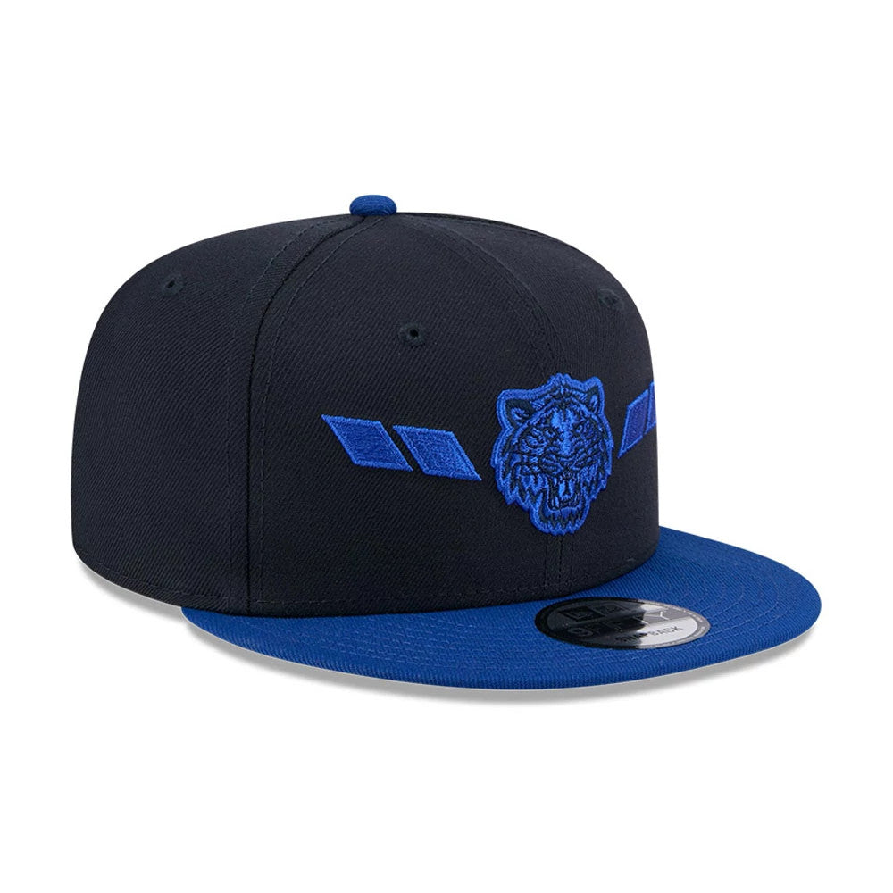 Detroit Tigers MLB Evergreen Navy New Era 9FIFTY Snapback Adjustable Cap, front view showing blue embroidered tiger head and stripes on the navy crown, with a flat blue visor and the 9FIFTY size sticker on top.