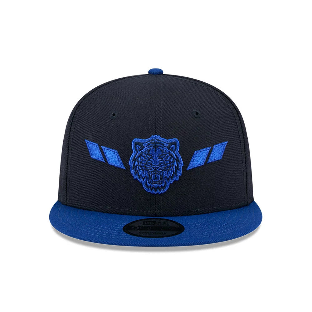 Detroit Tigers MLB Evergreen Navy New Era 9FIFTY Snapback Adjustable Cap, front view showing a blue embroidered tiger logo on the front panel with angled stripes on either side, and a 9FIFTY size sticker on the navy visor.