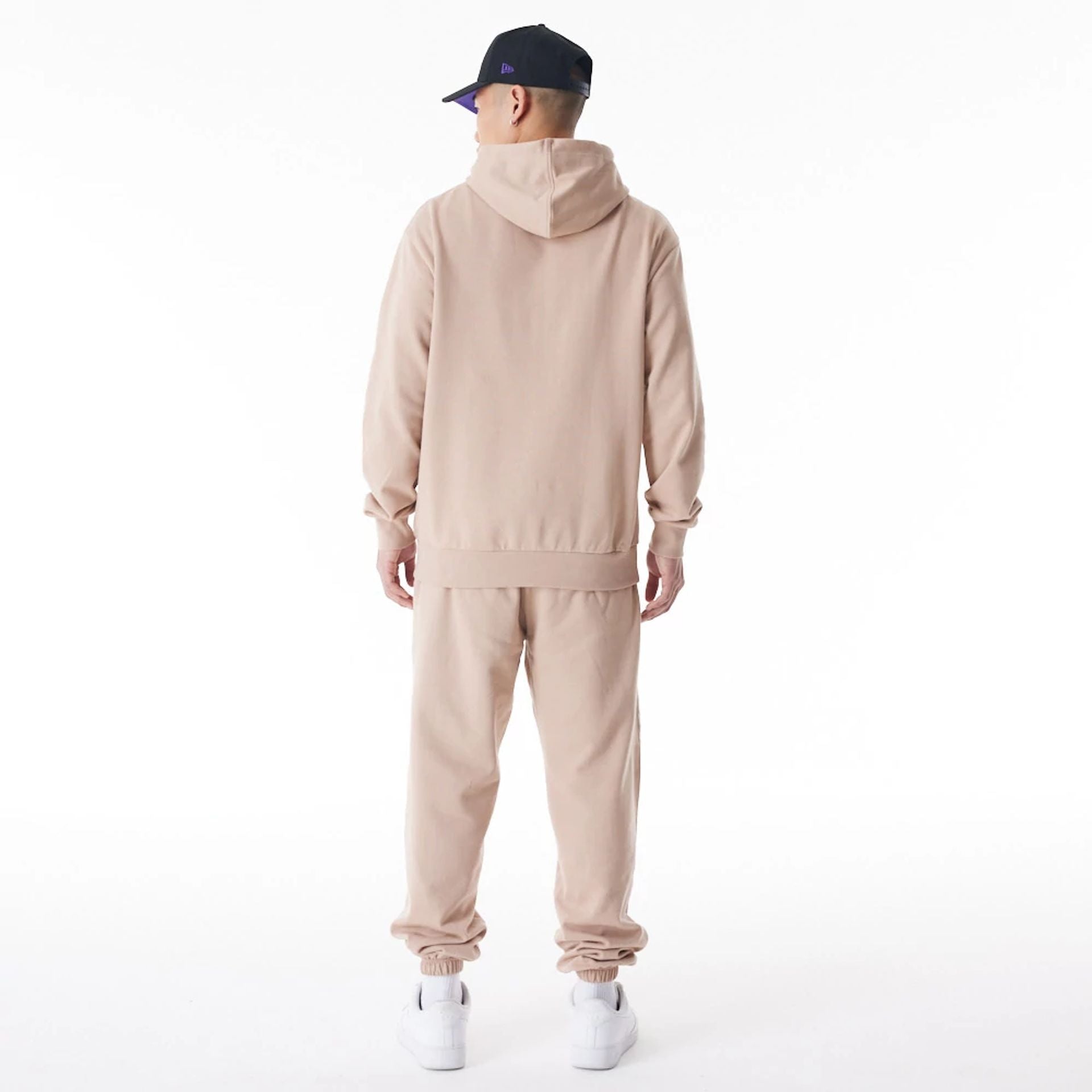 The Male model is wearing LA Lakers NBA Graphic Beige Oversized Pullover Hoodie 2