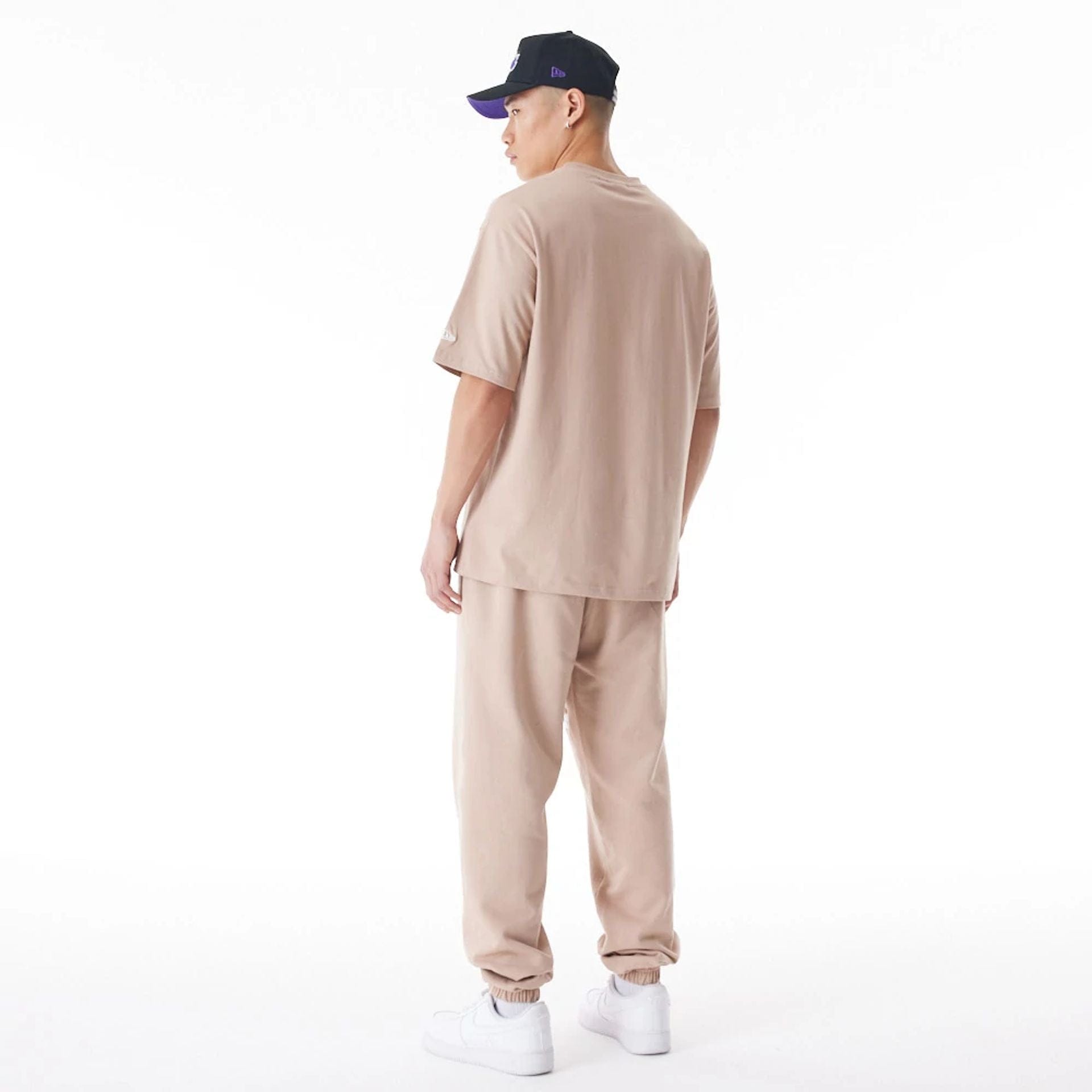 The Male model is wearing LA Lakers NBA Graphic Beige Oversized T-Shirt 2