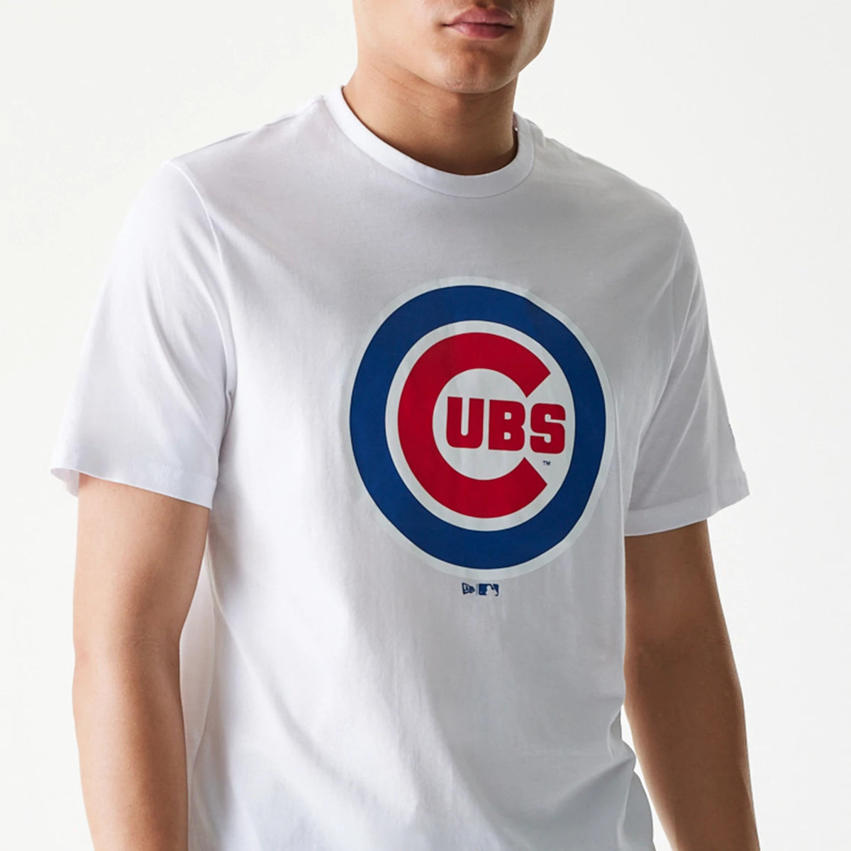New Era Chicago Cubs MLB Regular White T-Shirt, front view showing a large circular logo in blue and red on the centre, with a small New Era logo in blue at the bottom of the design.
