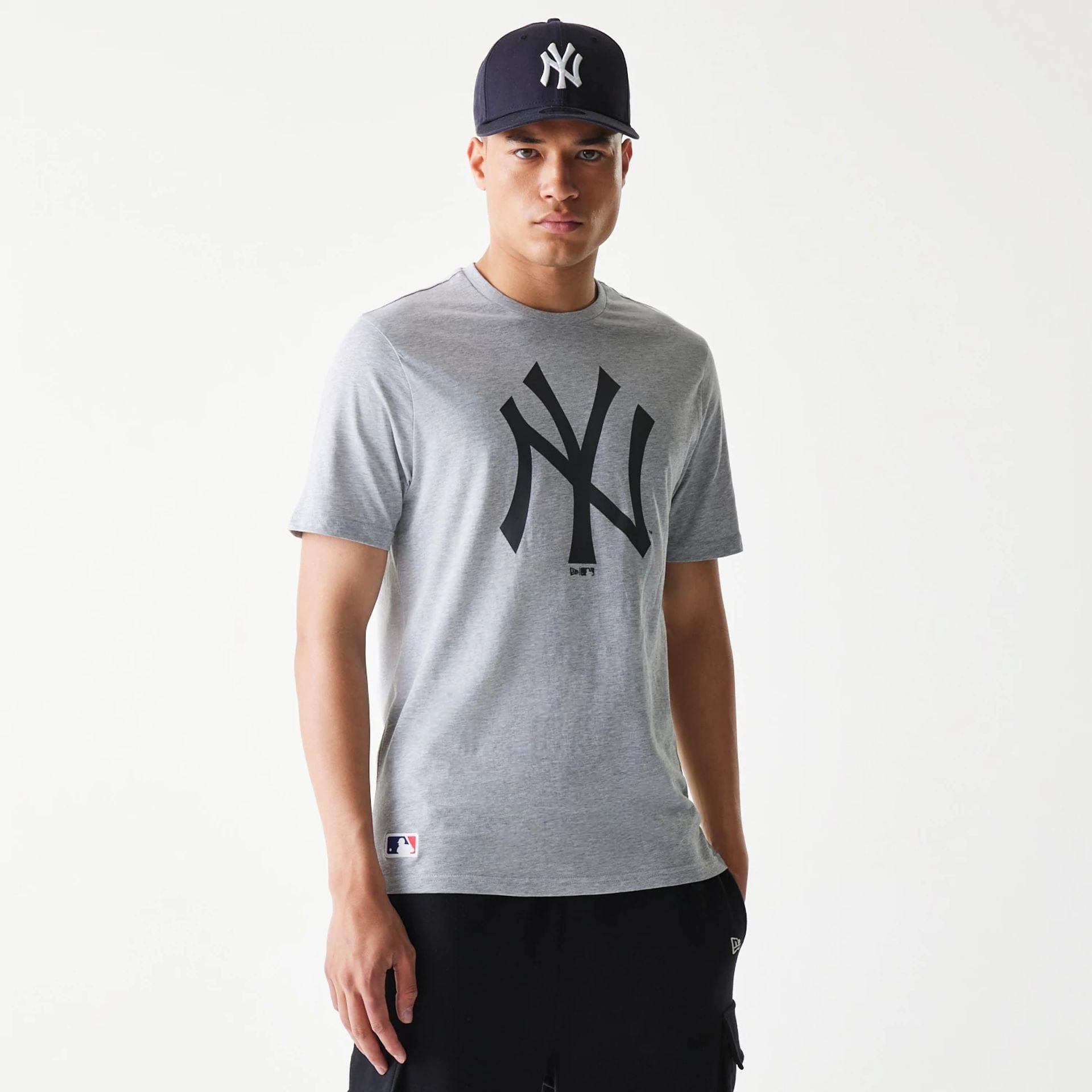 The Male model is wearing New York Yankees MLB Regular Grey T-Shirt 1