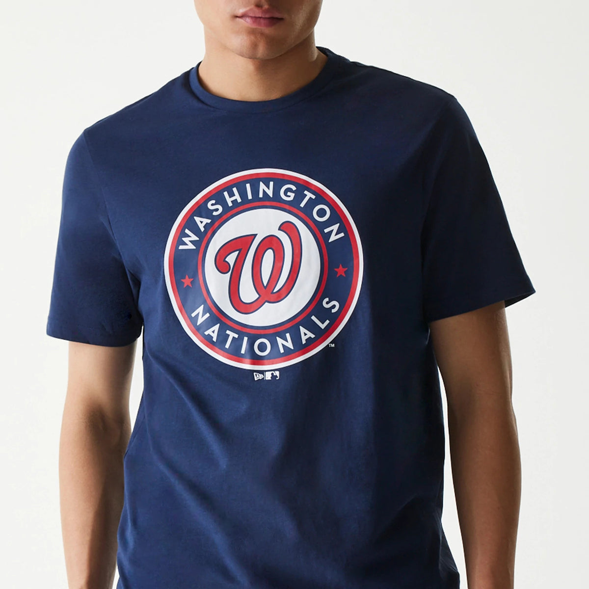 New Era Washington Nationals MLB Regular Dark Blue T-Shirt, front view showing a large printed logo featuring the red and white W in the centre, encircled by Washington Nationals text, set on a dark blue background.
