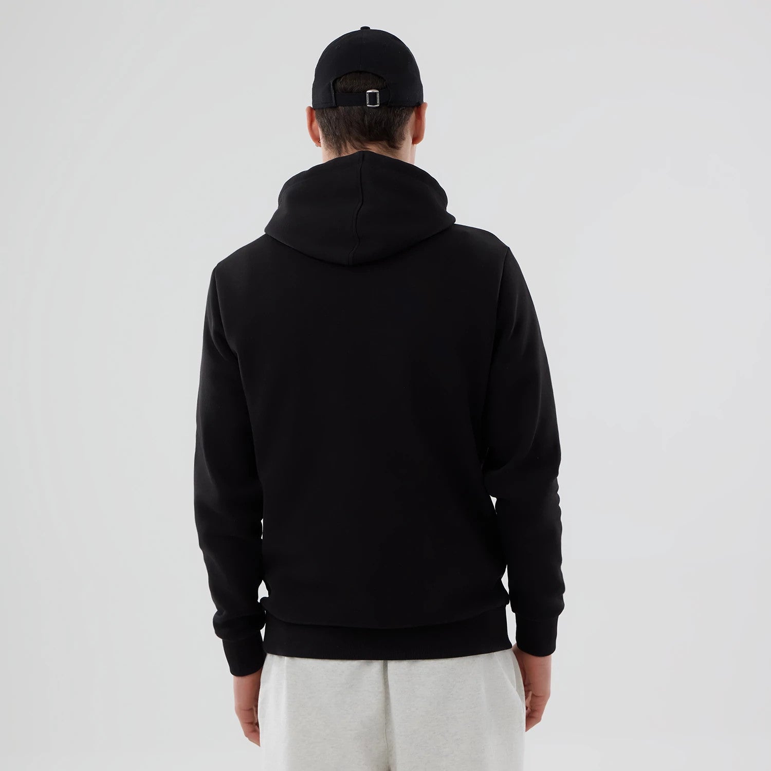 The Male model is wearing Cincinnati Reds MLB Black Pullover Hoodie 2