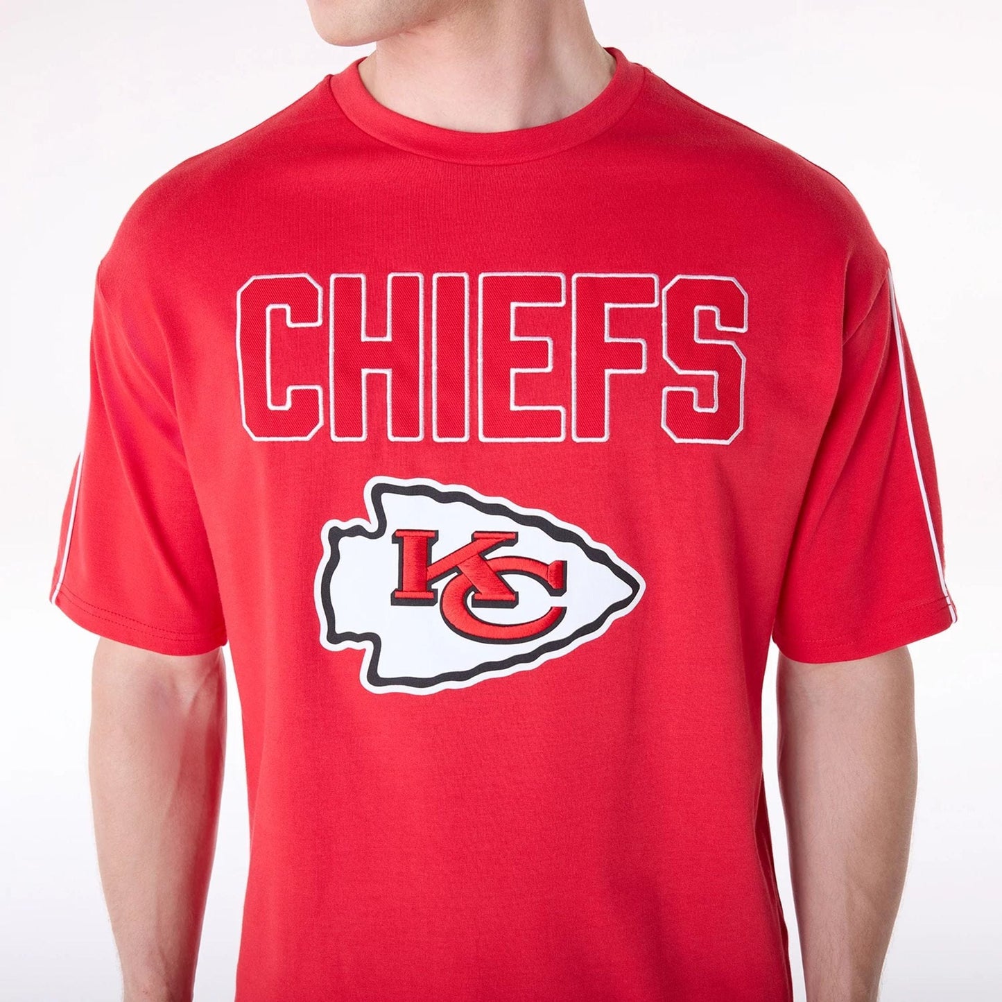 The Male model is wearing Kansas City Chiefs NFL Heritage Red Oversized T-Shirt 7