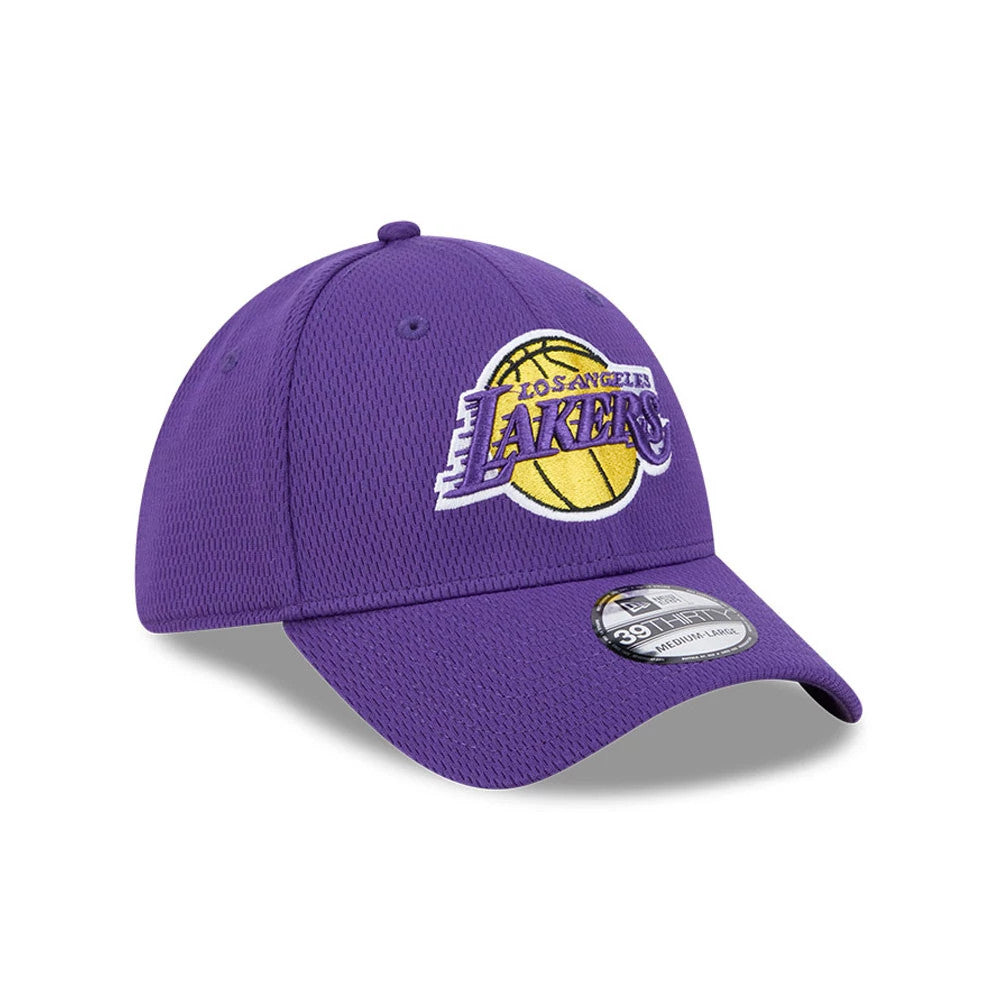 LA Lakers NBA Evergreen Purple New Era 39THIRTY Stretch Fit Cap, front view showing the raised embroidered Lakers logo on the front panel and a 39THIRTY size sticker on the curved purple visor.