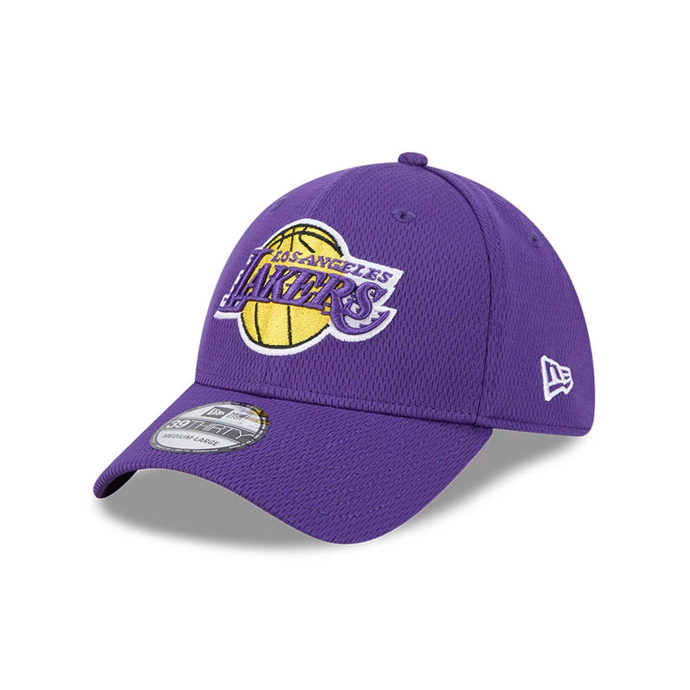 LA Lakers NBA Evergreen Purple New Era 39THIRTY Stretch Fit Cap, front view showing raised embroidery team logo with gold basketball on front panel, curved visor with 39THIRTY size sticker, and New Era flag logo on left side.