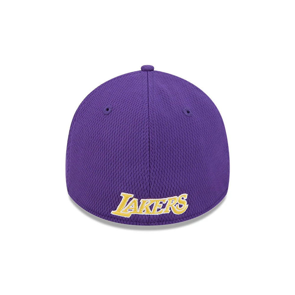 LA Lakers NBA Evergreen Purple New Era 39THIRTY Stretch Fit Cap, rear view showing the yellow embroidered Lakers lettering at the centre of the back panel, set on a textured purple crown with a top button and eyelets.