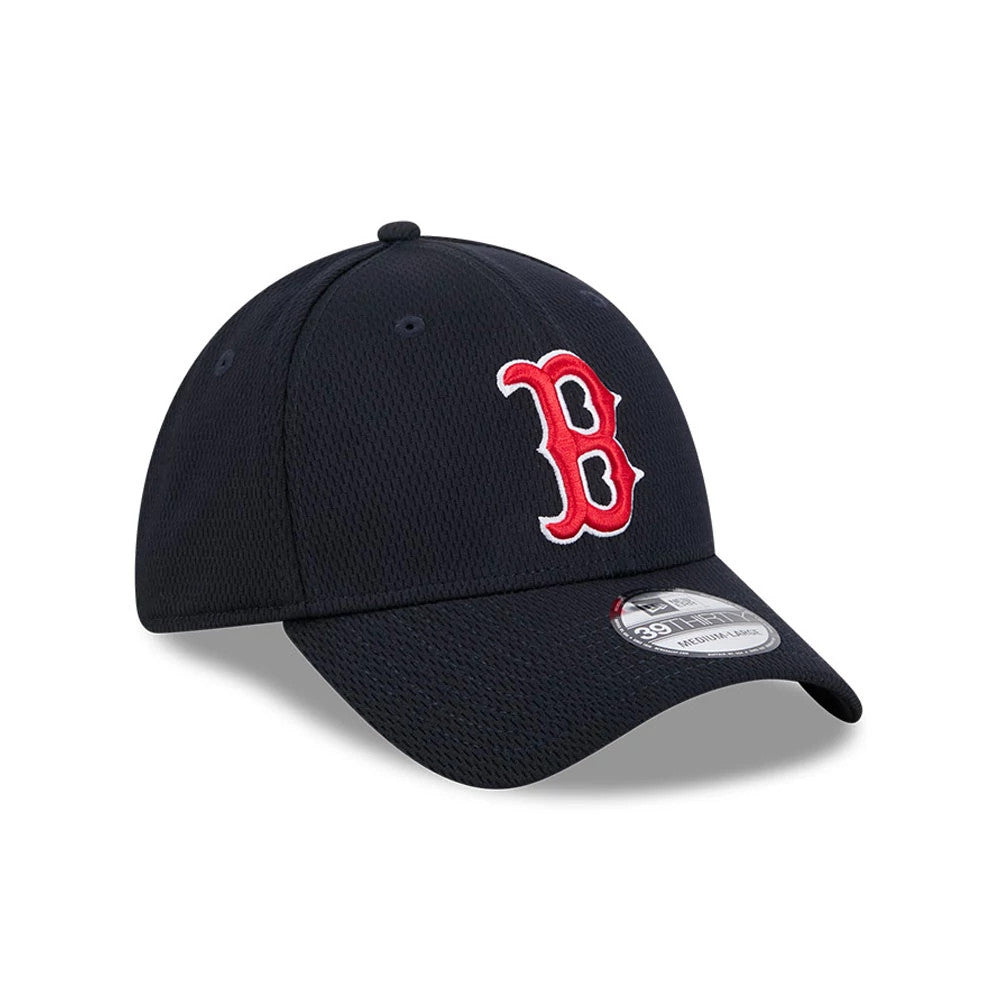 Boston Red Sox MLB Evergreen Navy New Era 39THIRTY Stretch Fit Cap, three-quarter view showing a red B logo in raised embroidery on the front panel, with a 39THIRTY size sticker on the curved visor and navy structured crown with eyelets.