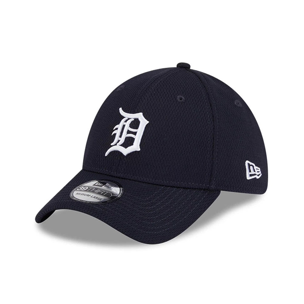 Detroit Tigers MLB Evergreen Navy New Era 39THIRTY Stretch Fit Cap, three-quarter view showing the white D logo in raised embroidery on the front panel, curved visor with 39THIRTY size sticker, and New Era flag logo on the left side.