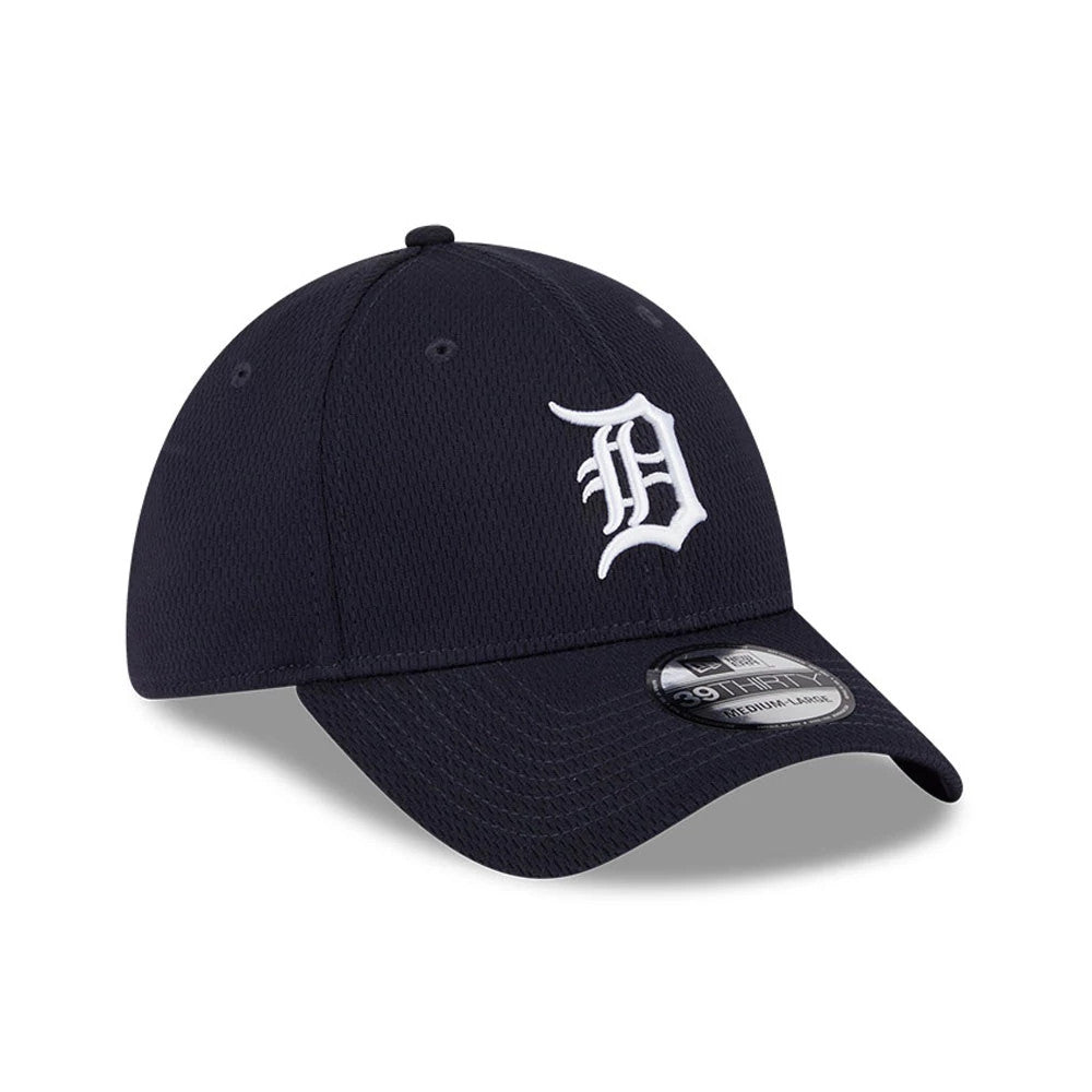Detroit Tigers MLB Evergreen Navy New Era 39THIRTY Stretch Fit Cap, three-quarter view showing the white raised embroidered D logo on the front panel and a 39THIRTY size sticker on the curved navy visor.