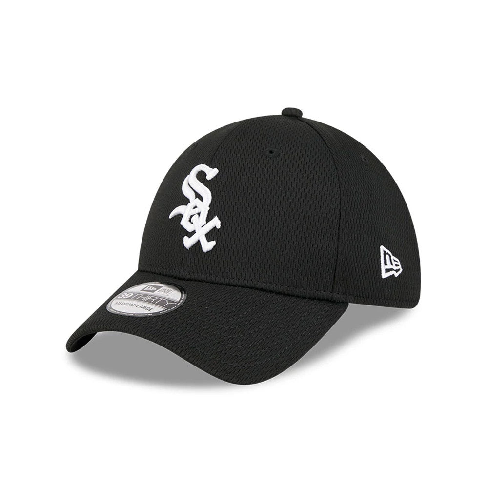 White Sox MLB Evergreen Black New Era 39THIRTY Stretch Fit Cap, front view showing the white Sox logo on the centre front panels, curved black visor with 39THIRTY size sticker, and New Era flag logo on the left side.