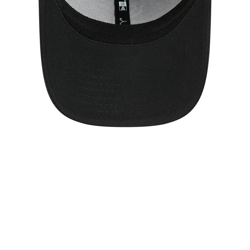 White Sox MLB Evergreen Black New Era 39THIRTY Stretch Fit Cap, inside view showing grey and black taping with a centre band featuring the New Era logo, and a black sweatband at the base of the black and grey crown.