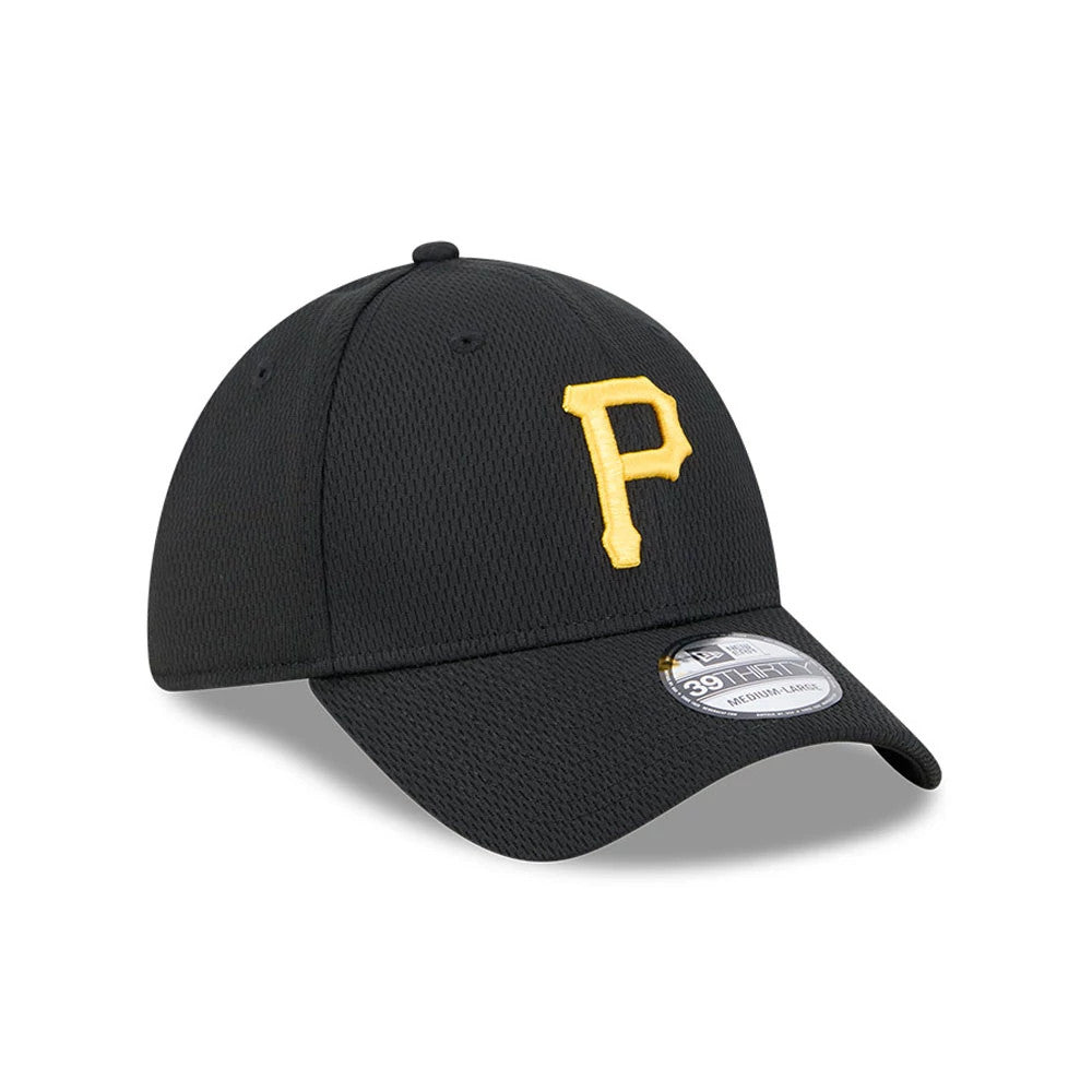 Pittsburgh Pirates MLB Evergreen Black New Era 39THIRTY Stretch Fit Cap, three-quarter view showing the raised gold P logo on the front panel, textured black crown and curved visor with 39THIRTY size sticker on top.