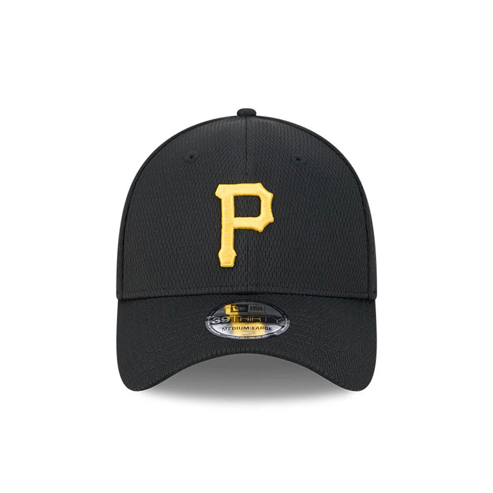 Pittsburgh Pirates MLB Evergreen Black New Era 39THIRTY Stretch Fit Cap, front view showing the yellow embroidered P logo on the structured black crown with a curved visor and 39THIRTY size sticker.