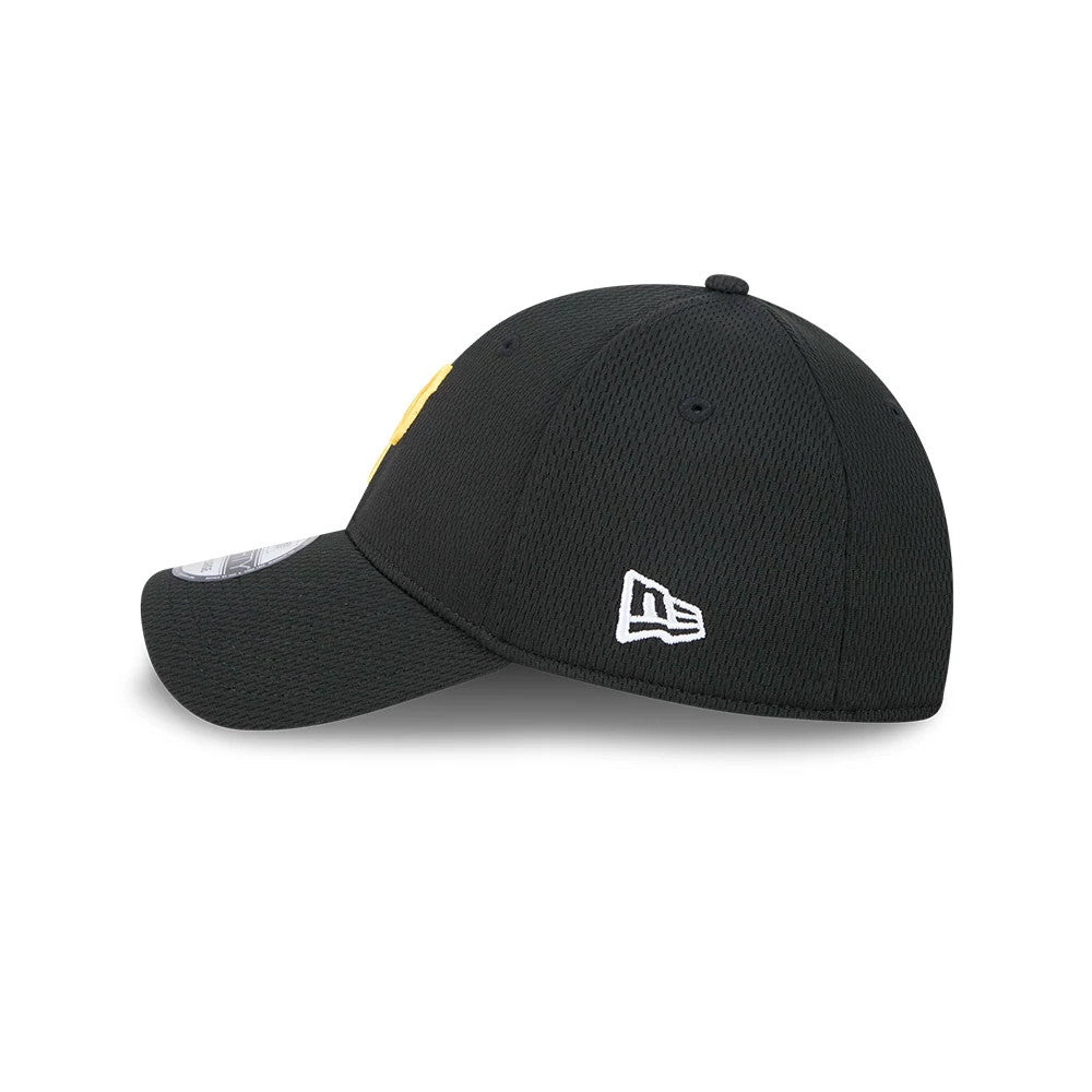 Pittsburgh Pirates MLB Evergreen Black New Era 39THIRTY Stretch Fit Cap, side view showing the white New Era flag logo on the left side, with a structured black crown and a 39THIRTY size sticker on the curved visor.