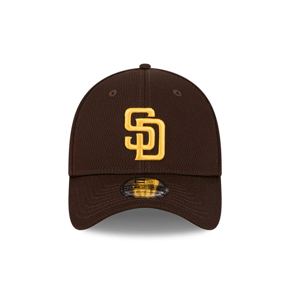 San Diego Padres MLB Evergreen Dark Brown New Era 39THIRTY Stretch Fit Cap, front view showing the yellow embroidered SD logo on the crown and a 39THIRTY size sticker on the brown curved visor.