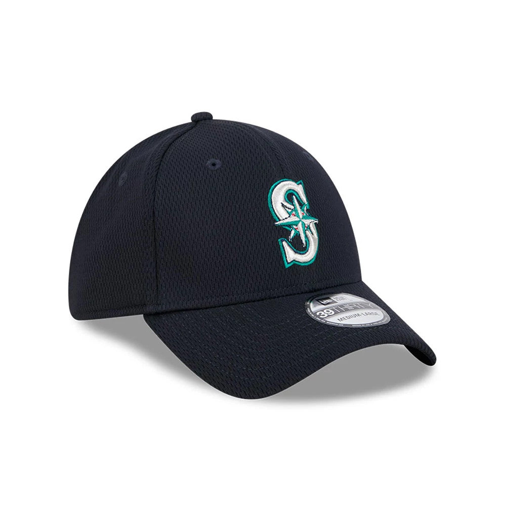 Seattle Mariners MLB Evergreen Navy New Era 39THIRTY Stretch Fit Cap, three-quarter view showing the raised embroidered S logo in aqua and white on the front panel, with a navy curved visor and a 39THIRTY size sticker on the top.