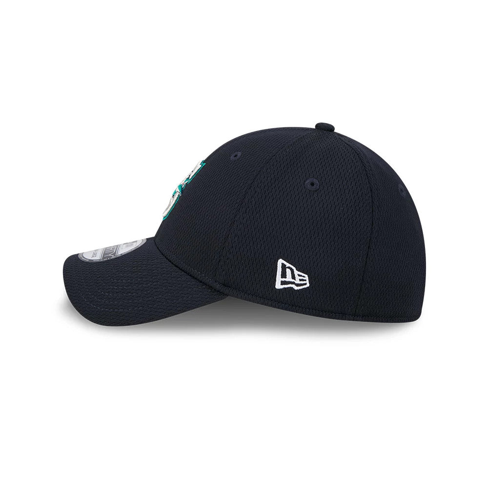 Seattle Mariners MLB Evergreen Navy New Era 39THIRTY Stretch Fit Cap, side view showing the white New Era flag logo on the left panel, with a curved visor and 39THIRTY size sticker on the top.